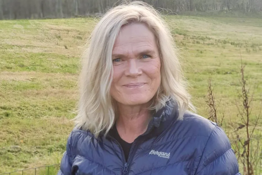 En kvinne med blondt hår
