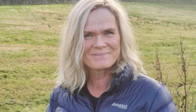 En kvinne med blondt hår