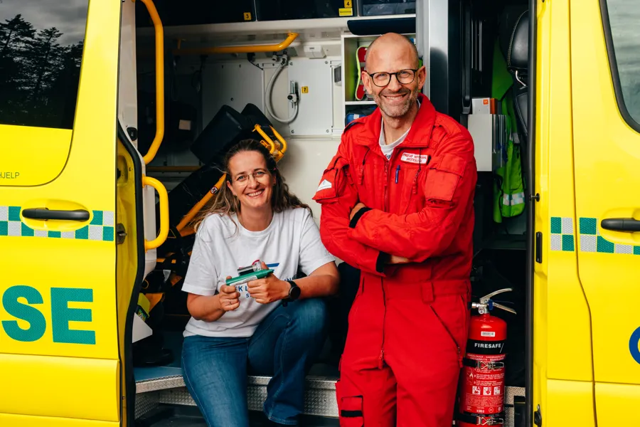 Bilde av to personer i døren til en ambulanse