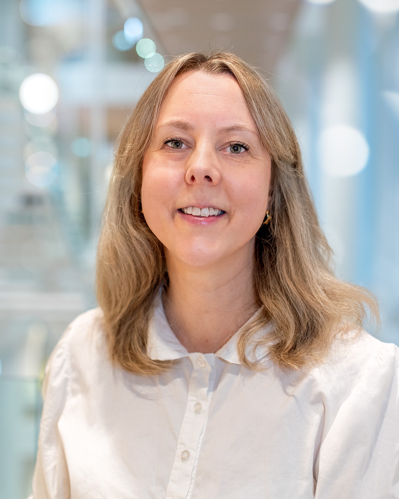 En kvinne med langt hår