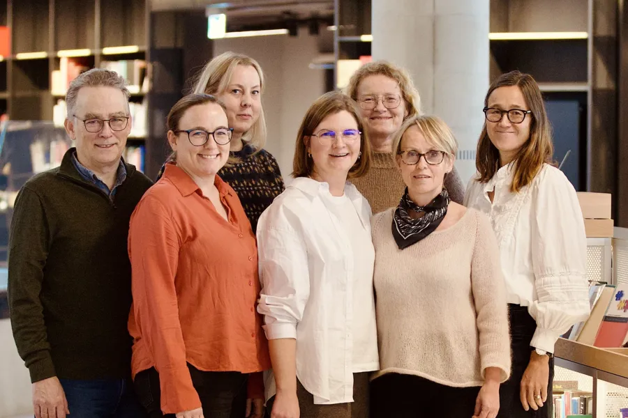 Gruppebilde av Bård Forsdahl, Merethe Wolff Lindvall, Janne Jonhaugen, Marianne Ruud, Brit Hov, Hilde Margrete Dahl, Anja Lee. Ikke tilstede: Julie Murvold