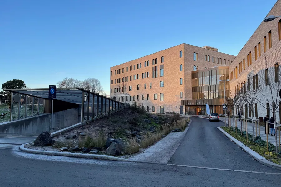 En vei med en bygning langs den