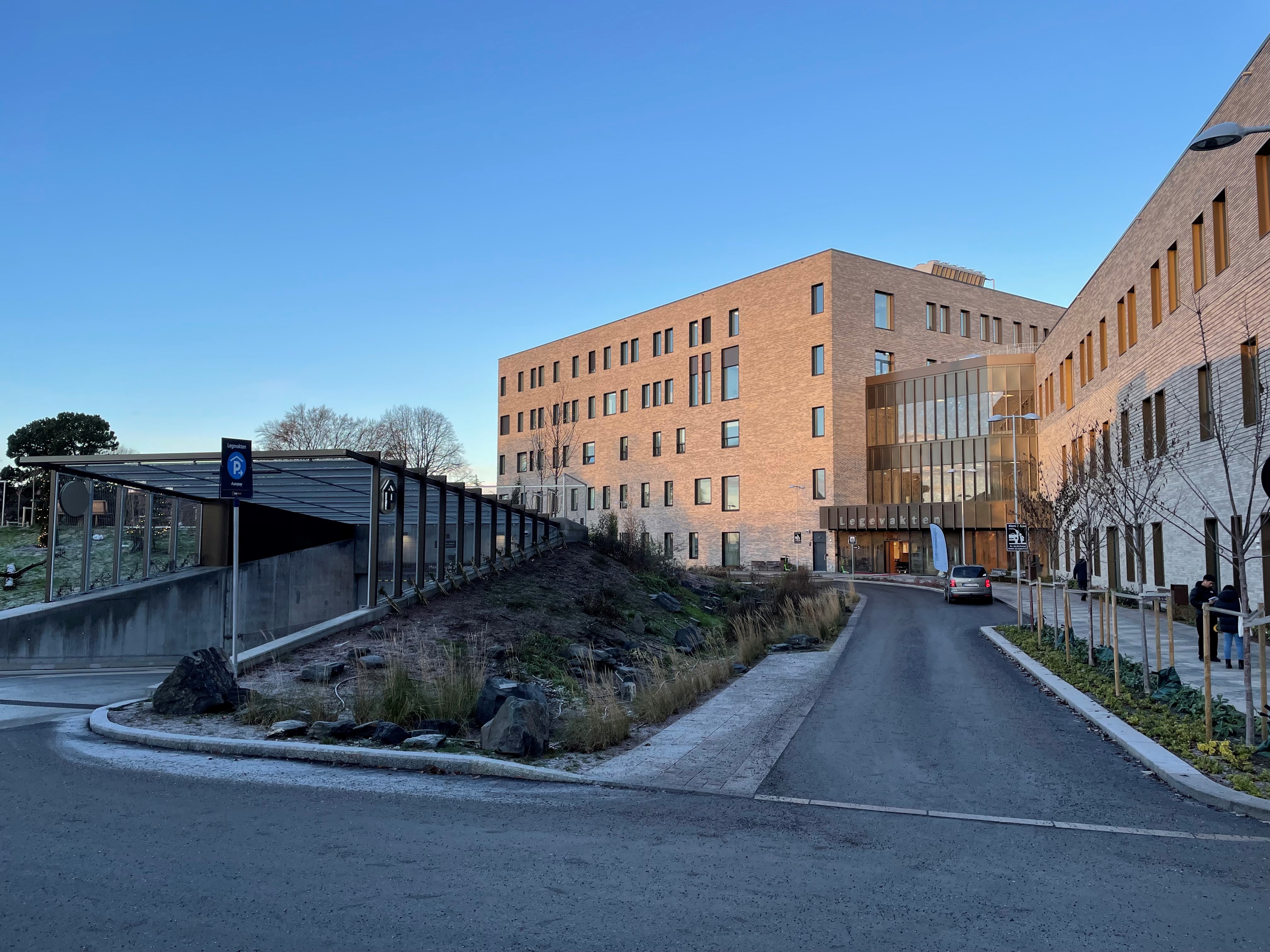 En vei med en bygning langs den