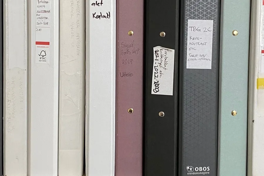 En hylle med bøker på