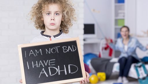 En gutt med tavle som sier "I am not bad, I have ADHD"