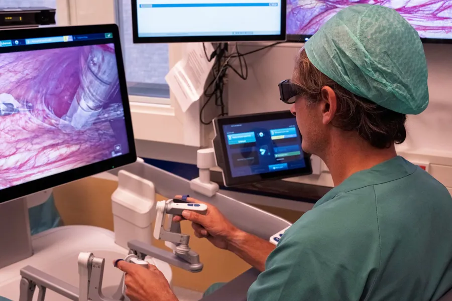 Kirurg som opererer via robot-assistert