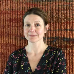 En person med armene i kors