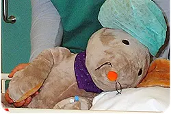 Sykehusmaskoten Rasmus forberedes for operasjon