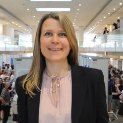 En kvinne som smiler til kameraet