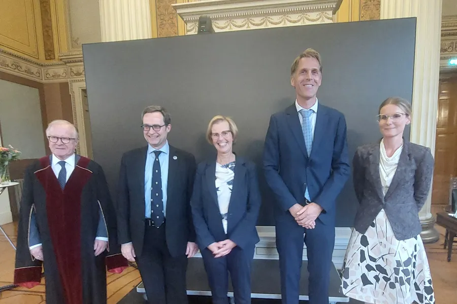 En gruppe mennesker som poserer for et bilde