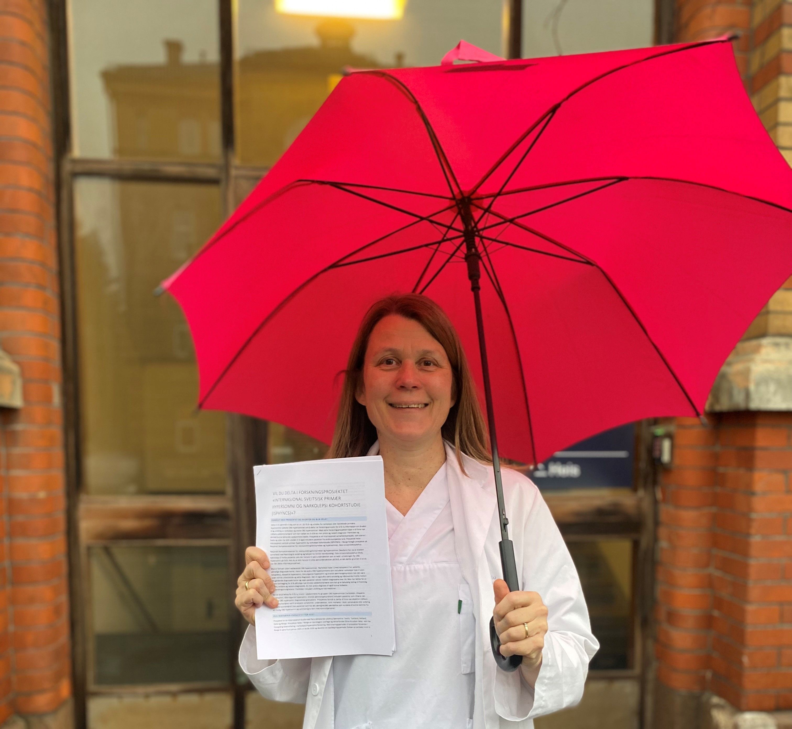 En person som holder en rød paraply