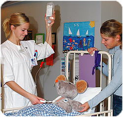 Sykehusmaskoten Rasmus får medisiner gjennom sin CVK