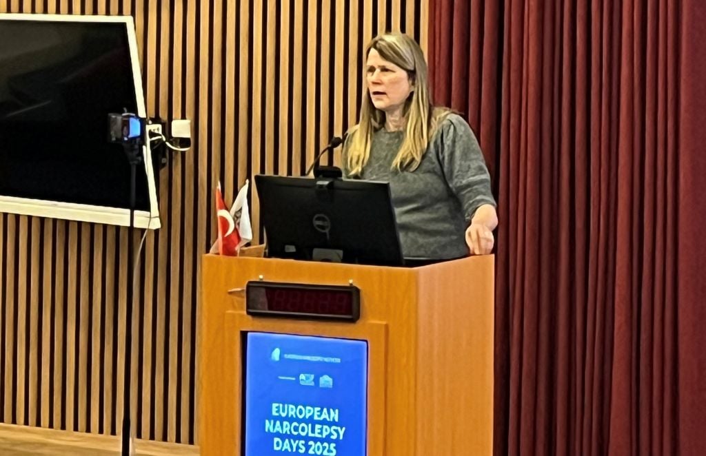 En person som står på et podium