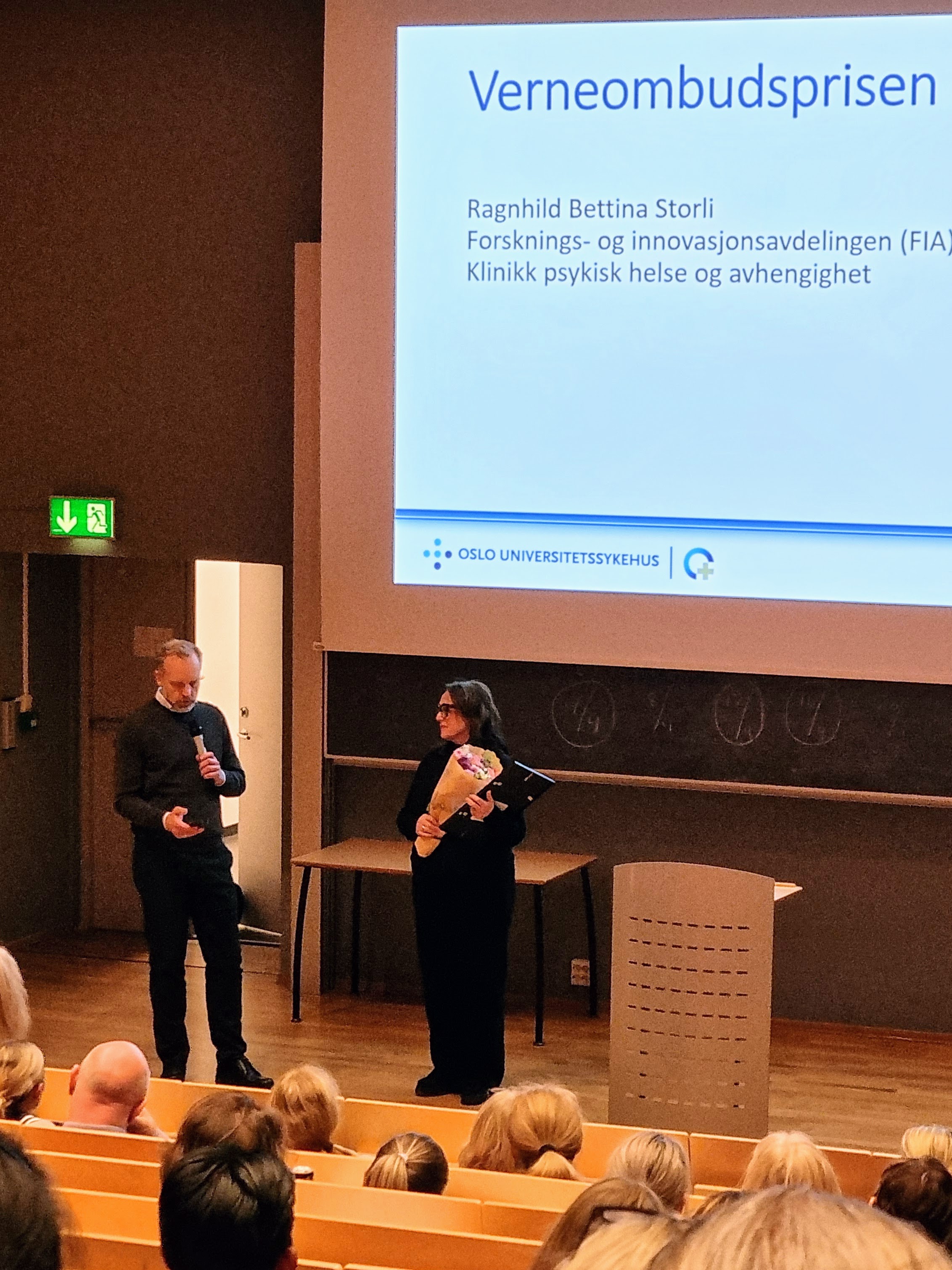 En mann og en kvinne på en scene