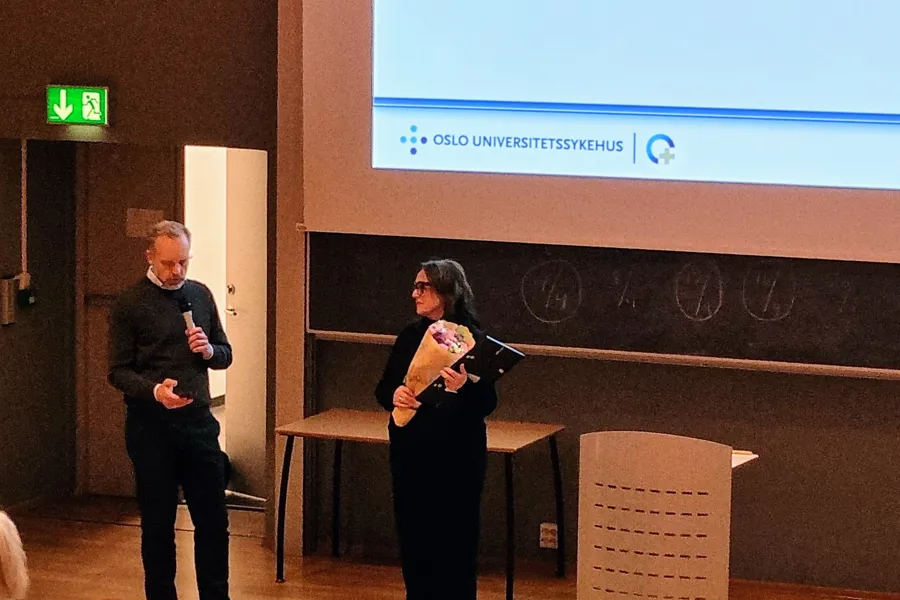 En mann og en kvinne på en scene