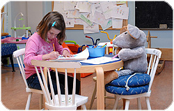 Sykehusmaskoten Rasmus og ei lita jente tegner