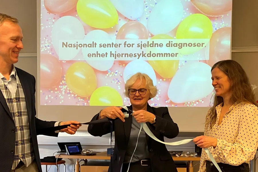 En mann og en kvinne som snakker