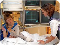 Sykehusmaskoten Rasmus tar angiografi