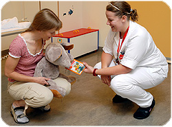 Sykehusmaskoten Rasmus møter sykepleier