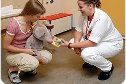 Sykehusmaskoten Rasmus møter sykepleier