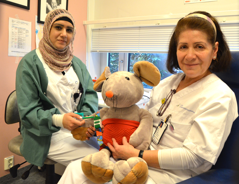 Sykehusmaskoten Rasmus tar blodprøve