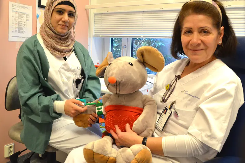 Sykehusmaskoten Rasmus tar blodprøve