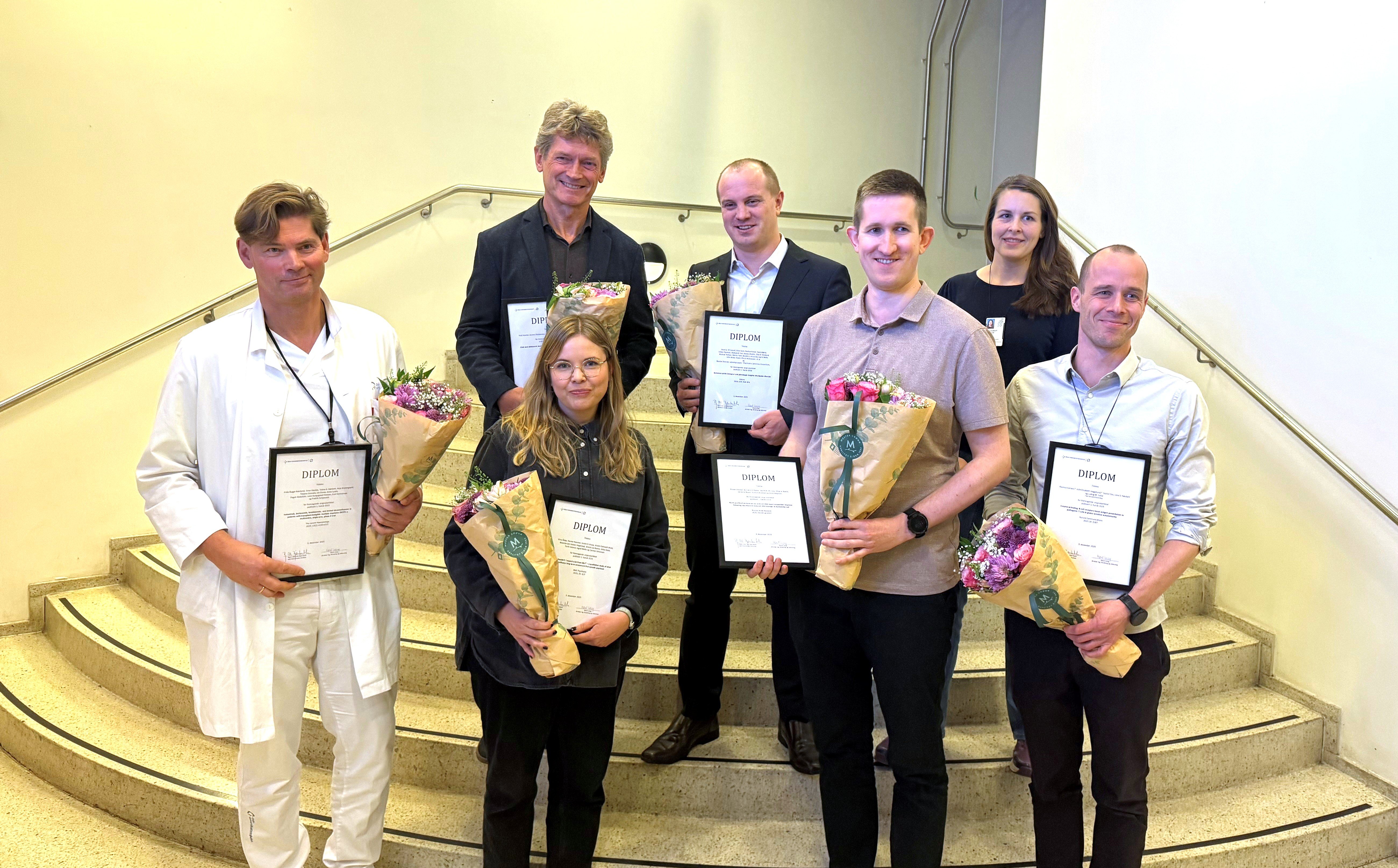 En gruppe mennesker med sertifikater