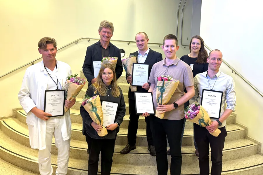 En gruppe mennesker med sertifikater