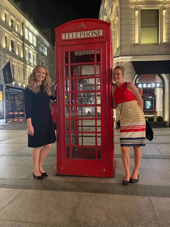 Cecilie and Nina infront of a red telephone booth
