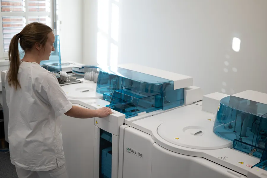 Cobas-instrument til analyse av C-peptid og insulin