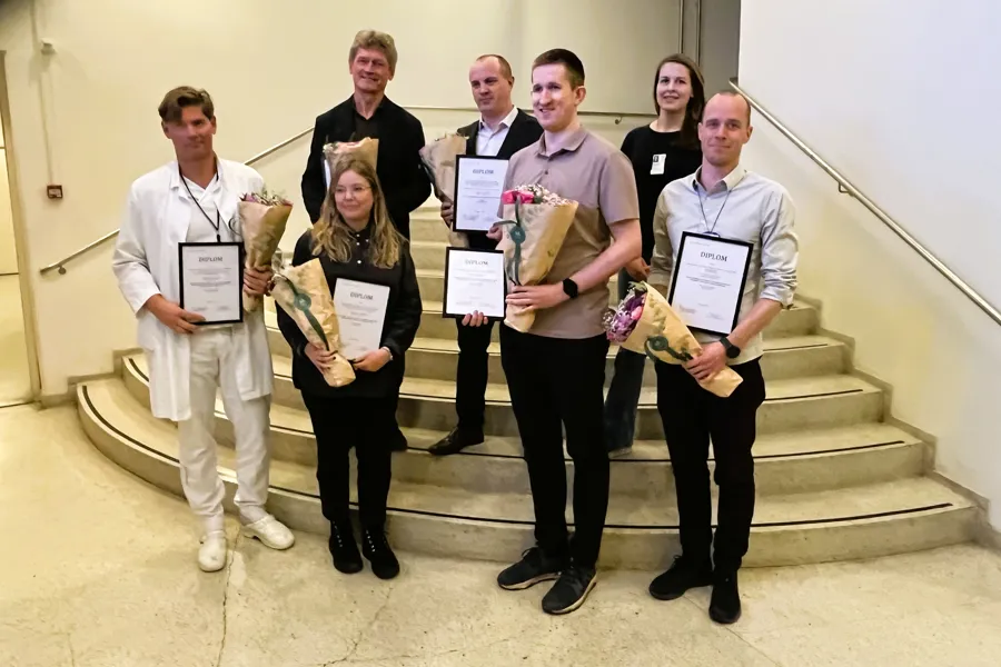 En gruppe mennesker med sertifikater