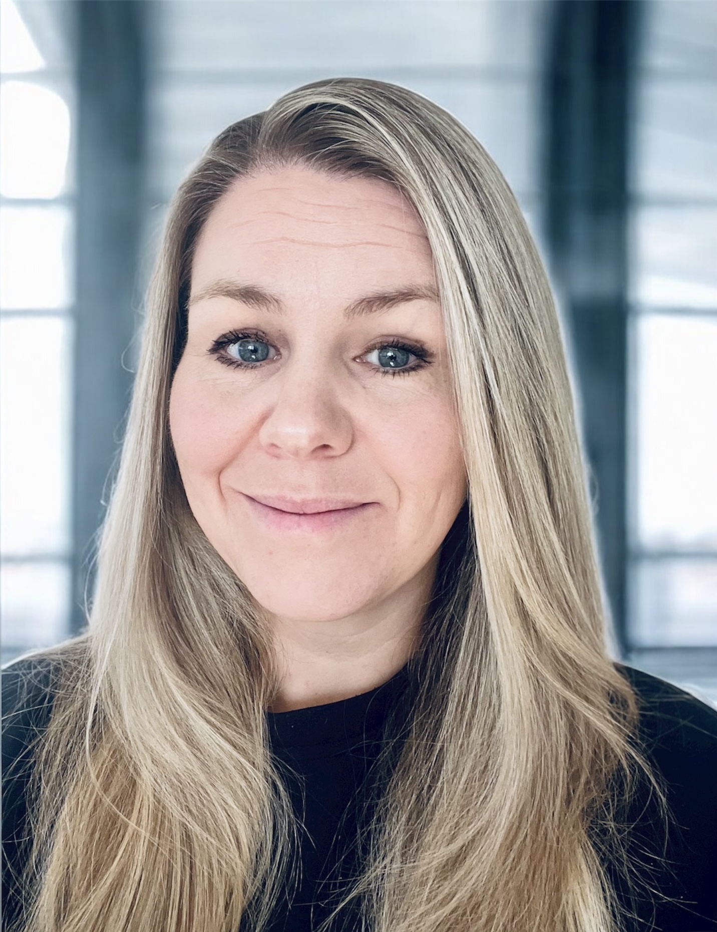 En kvinne med langt hår