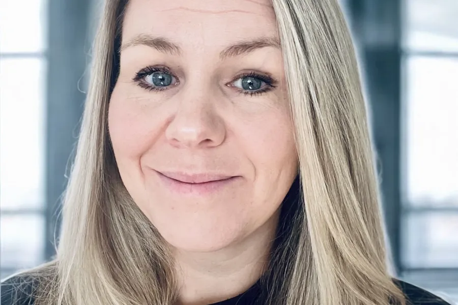 En kvinne med langt hår