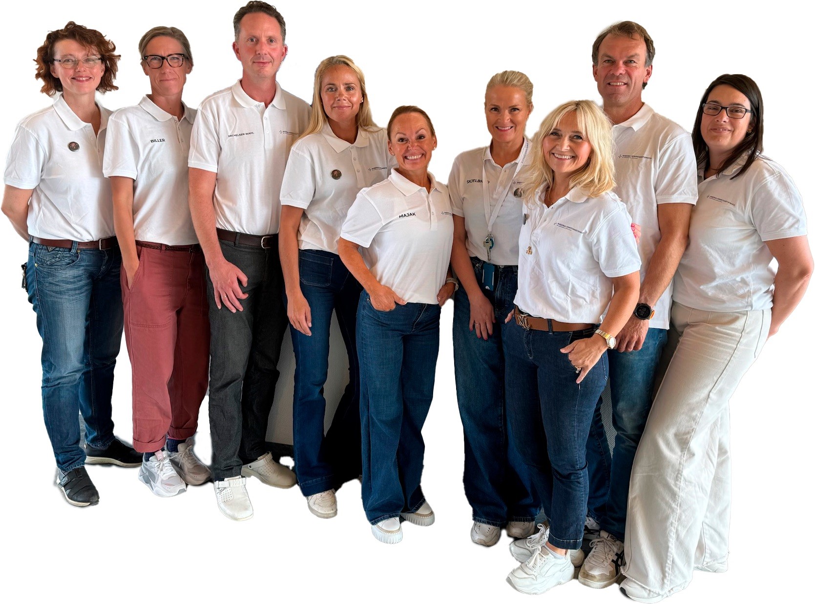 En gruppe mennesker som poserer for et bilde