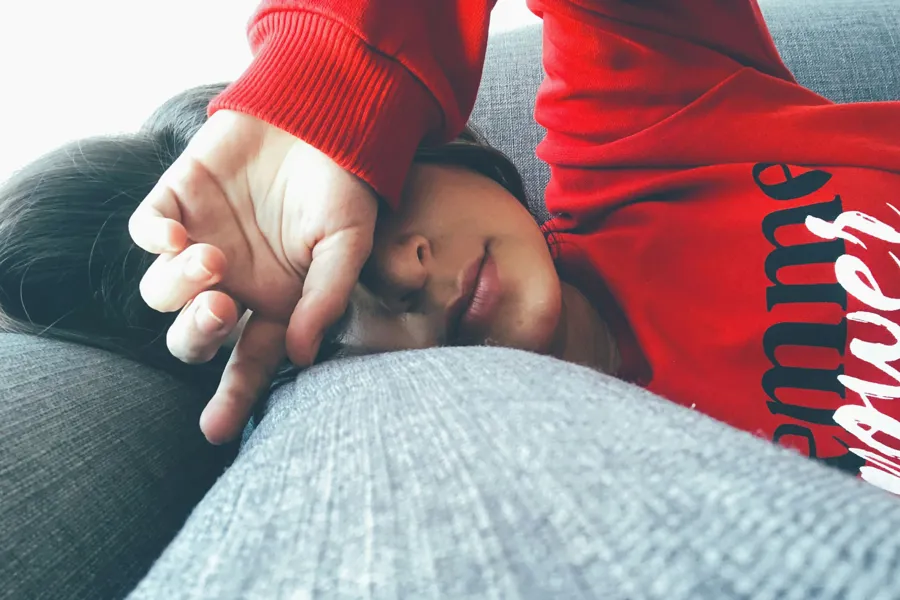 En person som ligger på en sofa