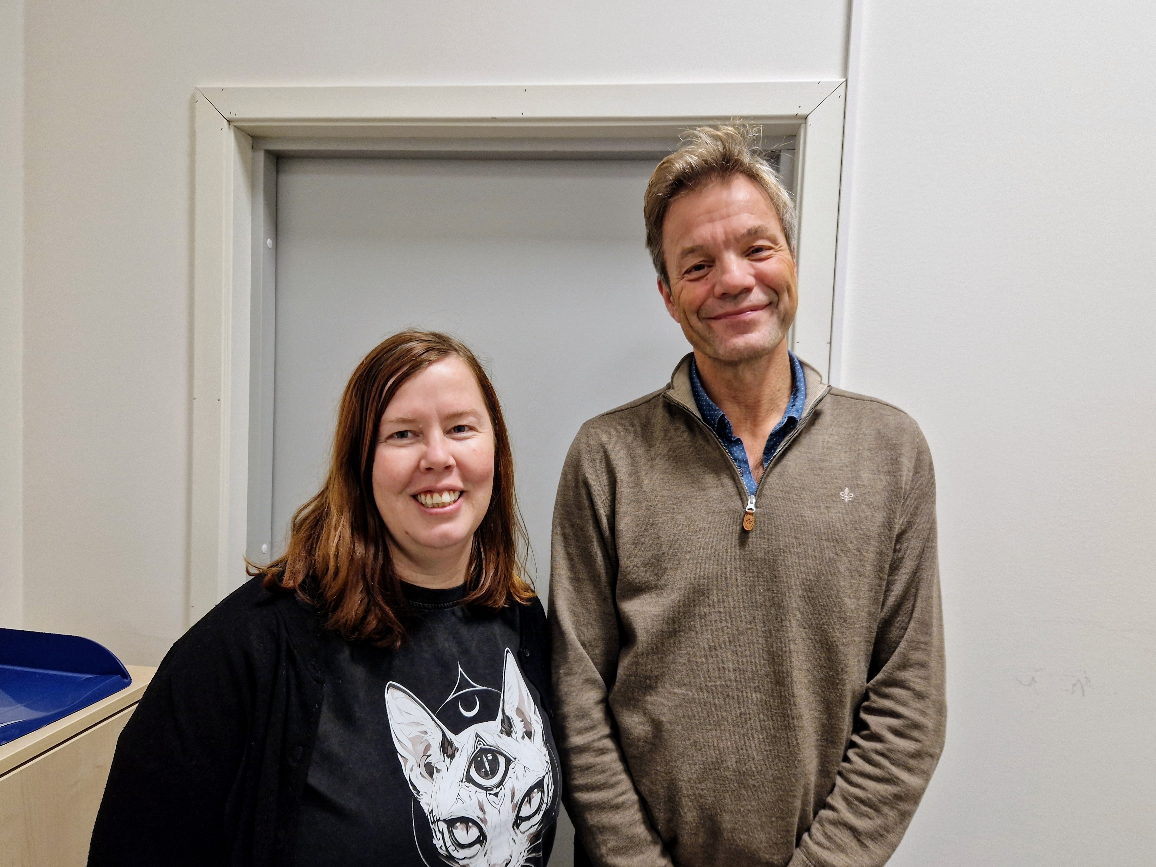 En mann og en kvinne som smiler