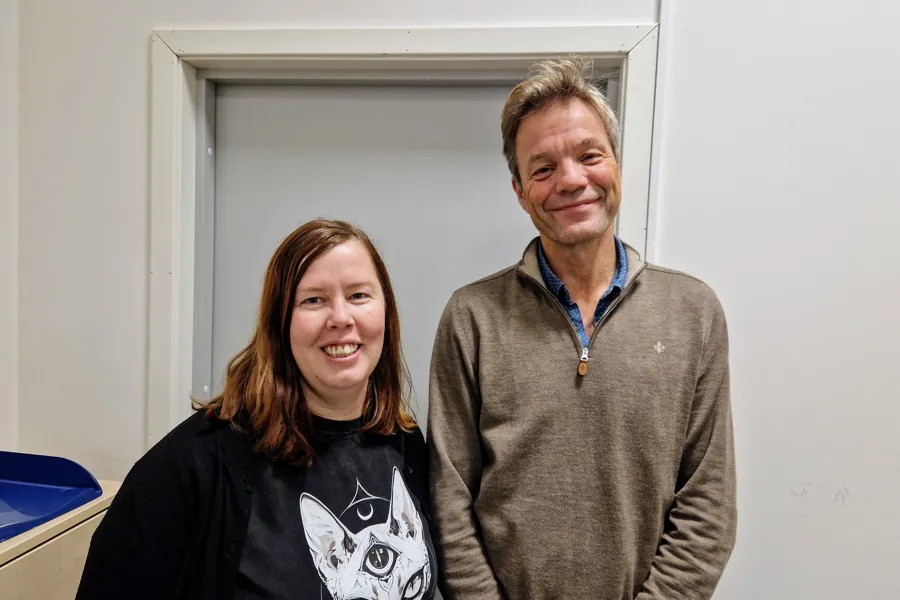 En mann og en kvinne som smiler