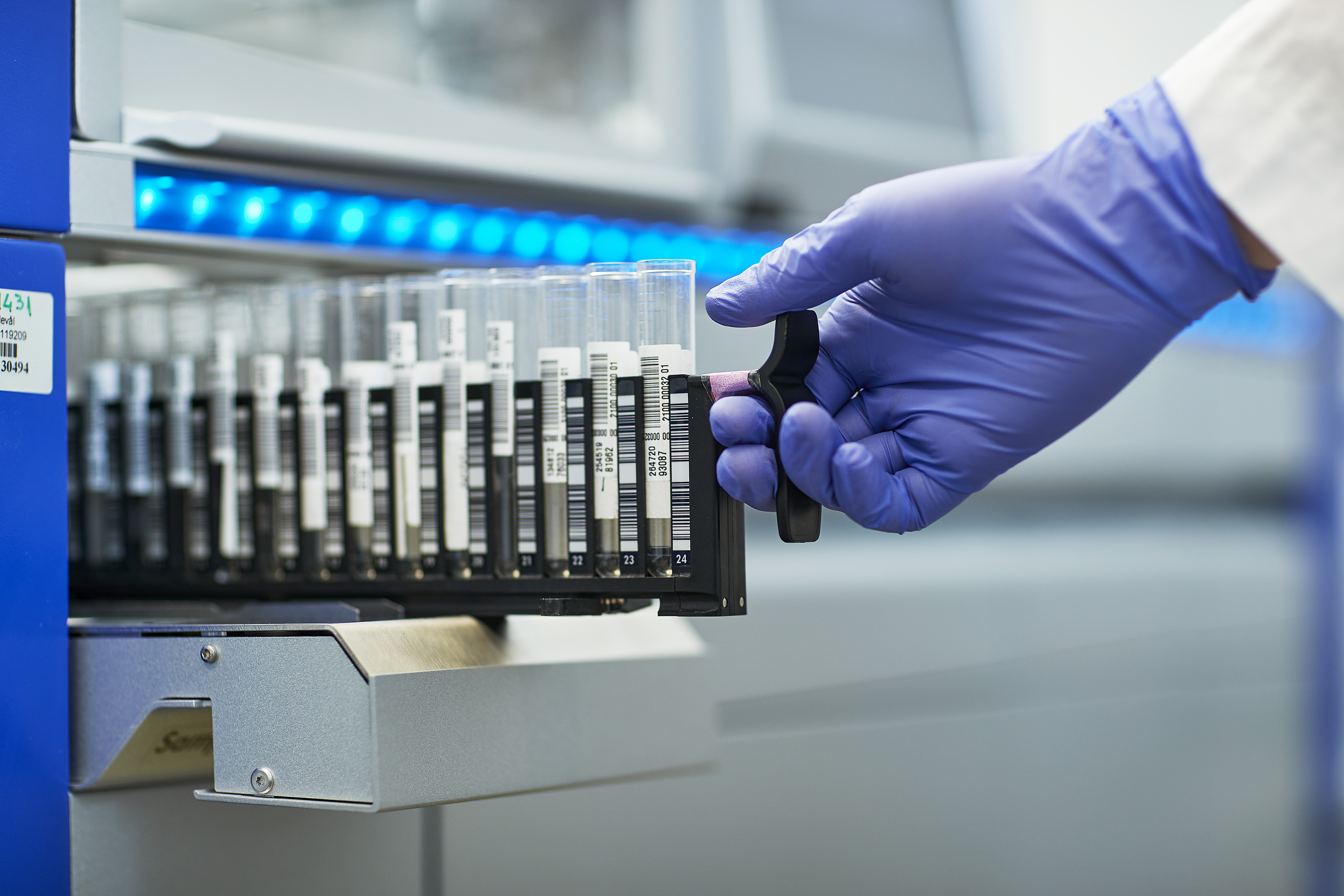 En person i hvit laboratoriefrakk