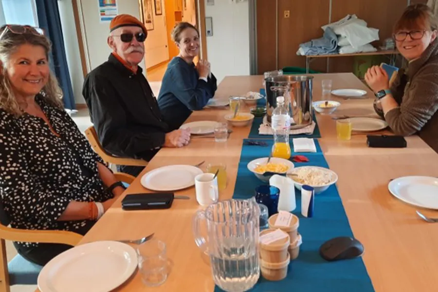 En gruppe mennesker som sitter ved et bord