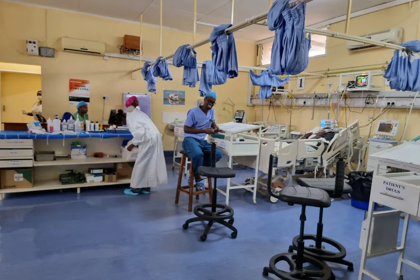 En mann og en kvinne i et rom med bord og stoler