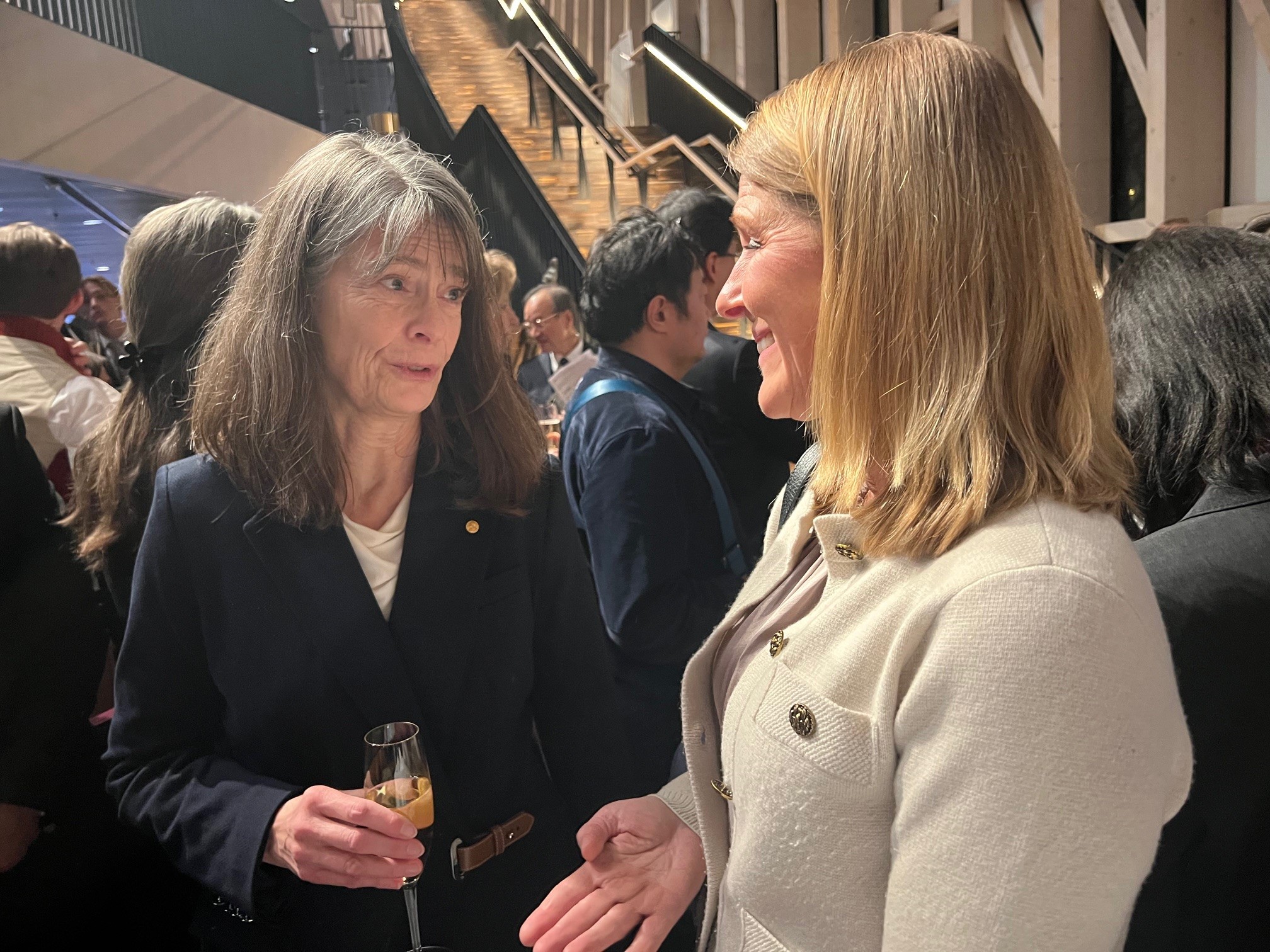 Professor Haugaa og professor Brunkow snakker sammen etter seremonien