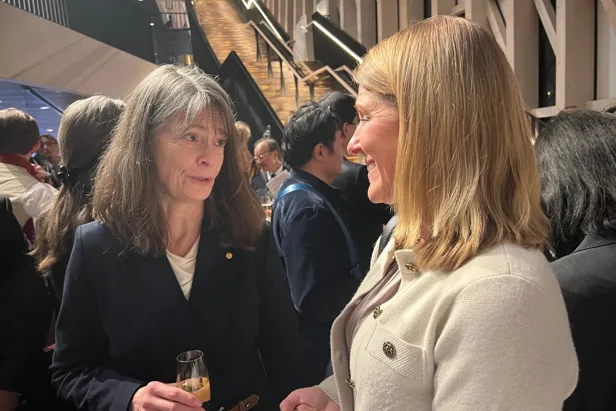 Professor Haugaa og professor Brunkow snakker sammen etter seremonien