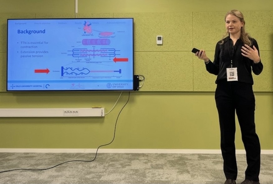 Cordelia presenterer sine forskningsresultater under Frampeik 2025.