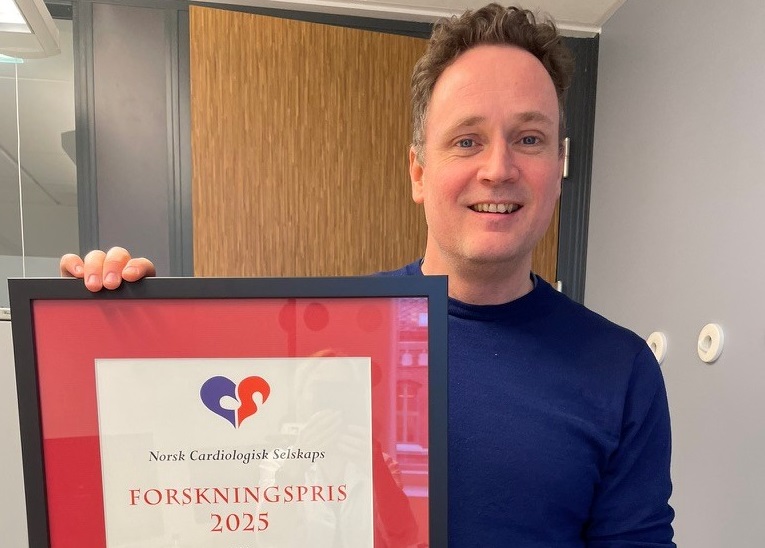 Portrettbilde av Lasse som holder prisbevis