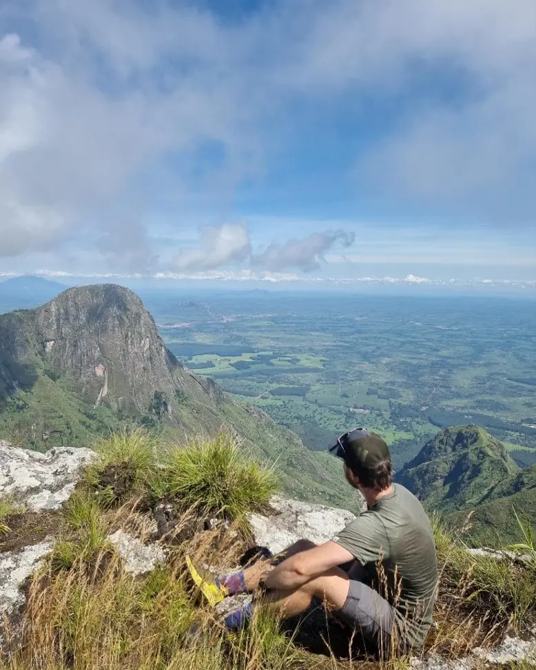 En mann som sitter på et fjell
