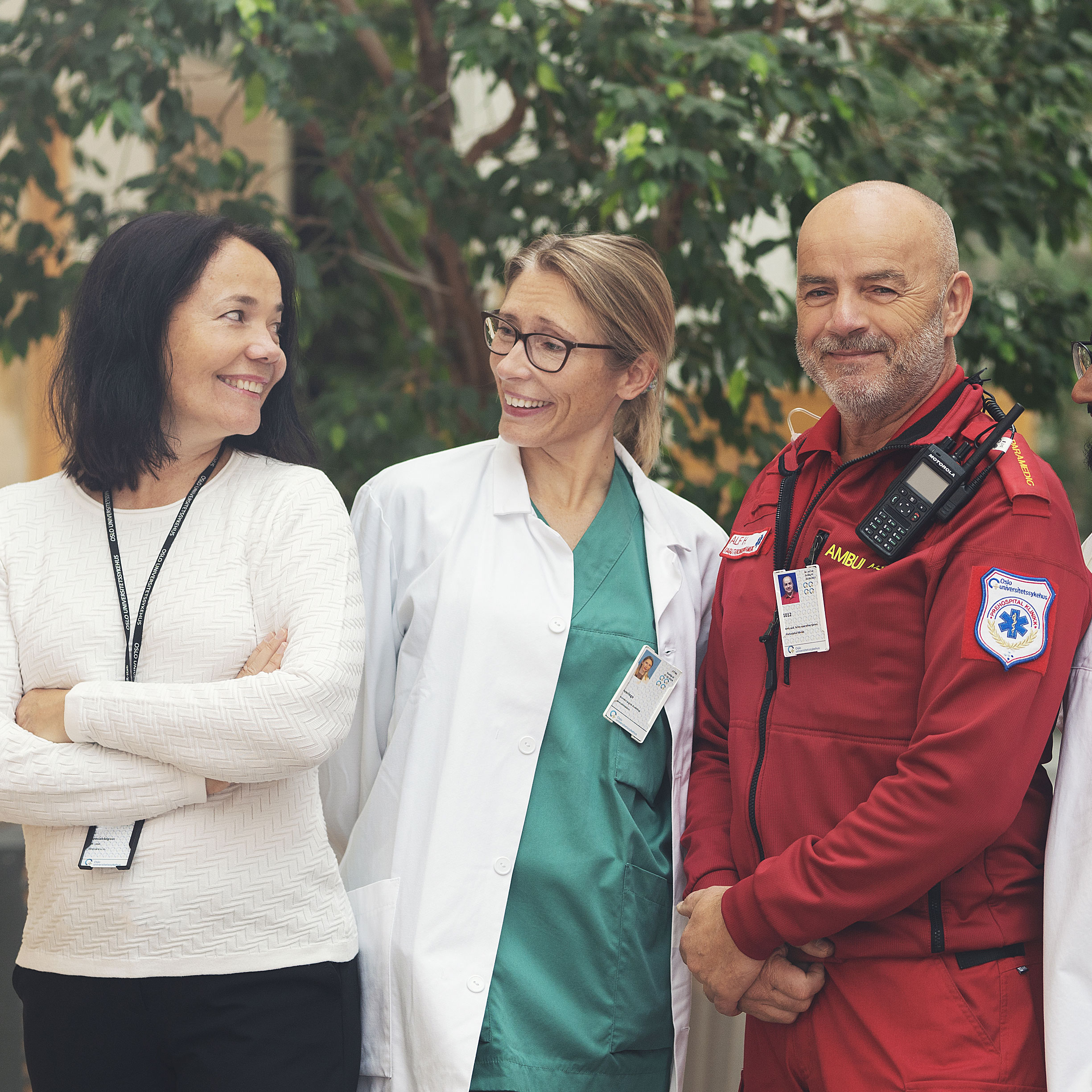 En gruppe mennesker som poserer for et bilde