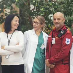 En gruppe mennesker som poserer for et bilde