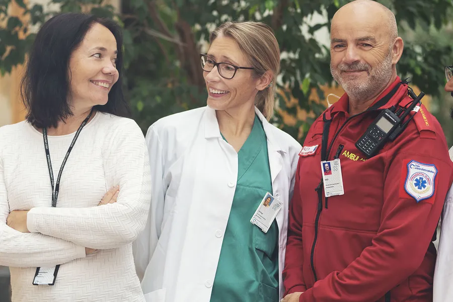 En gruppe mennesker som poserer for et bilde