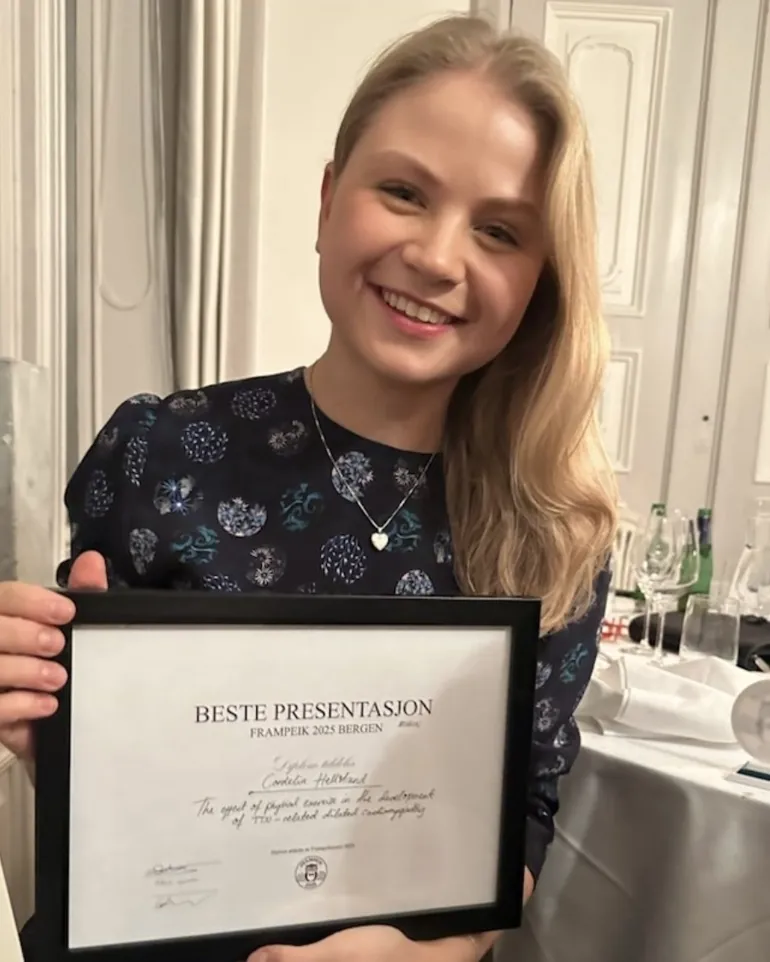 Cordelia viser stolt frem diplomet for Beste presentasjon på Frampeik 2025