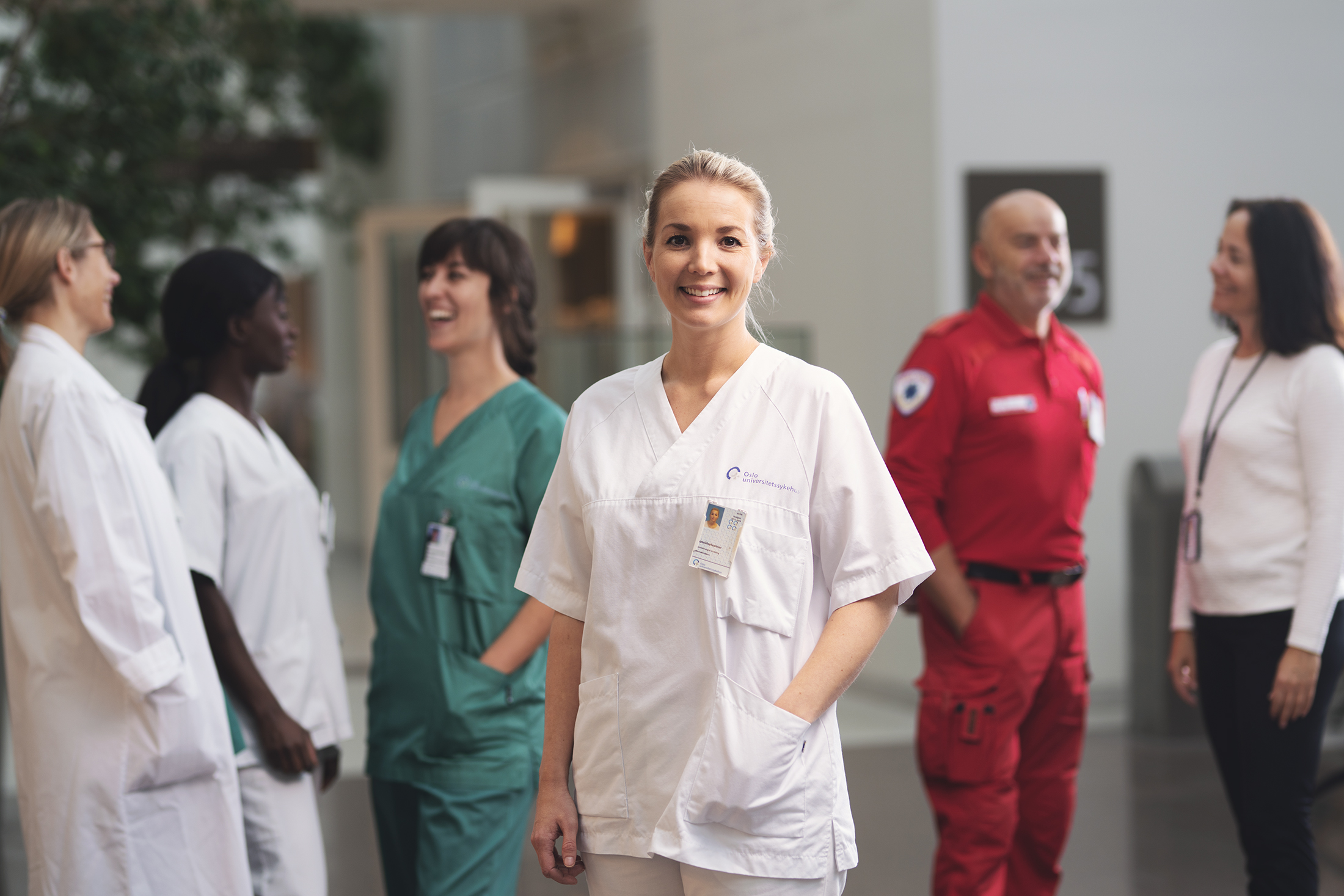 En mann i hvit skjorte